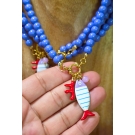 COLAR AZUL COM PEIXE RISCAS VERDES